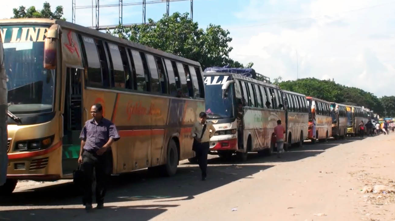traffic jam on Paturia-Daulatdia ferry route