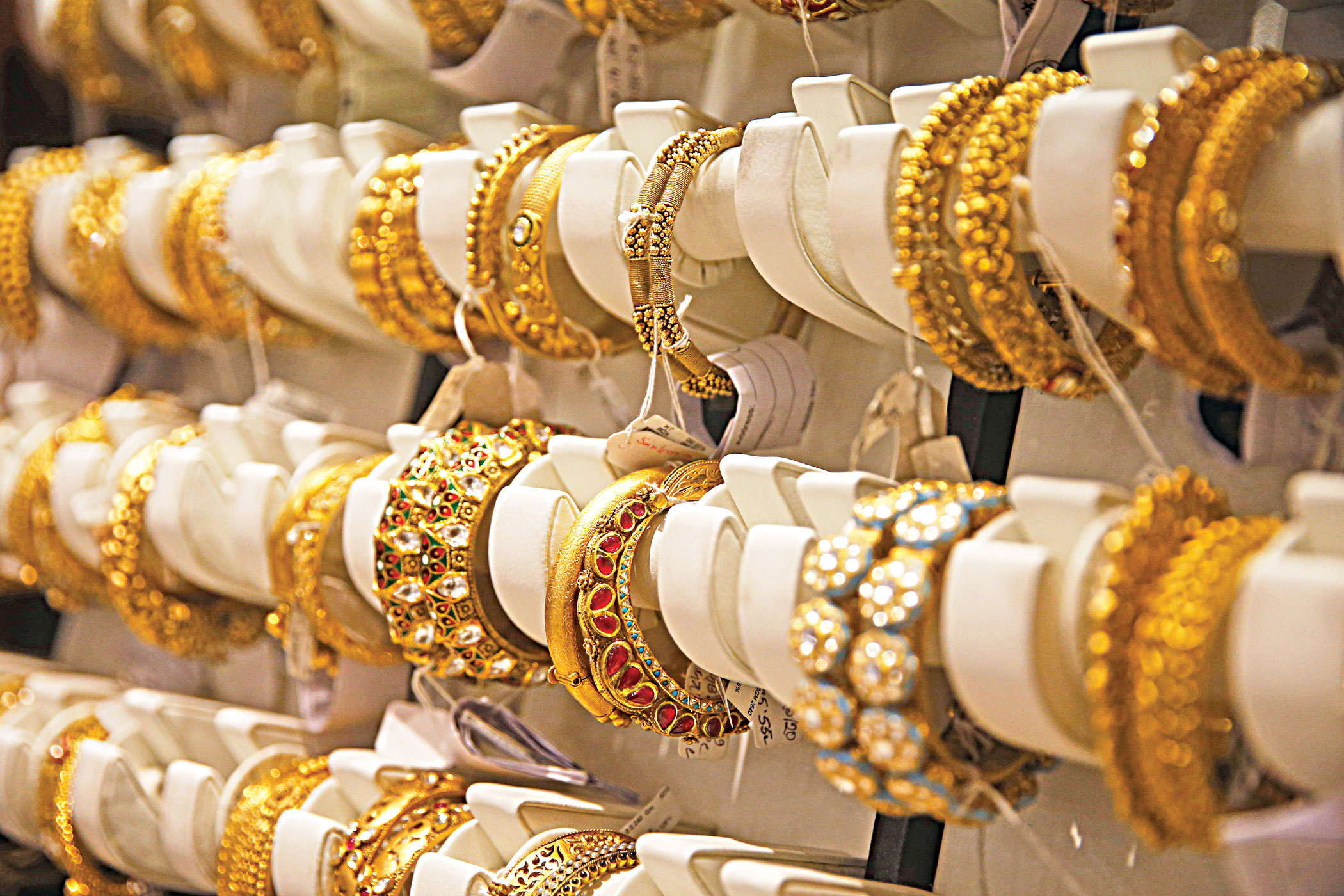 Gold prices drop
