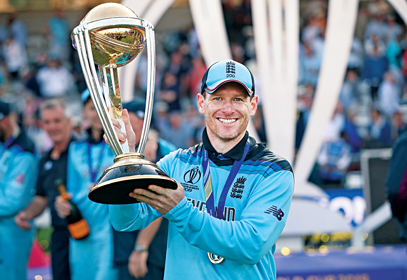 Morgan lifts world cup.jpg