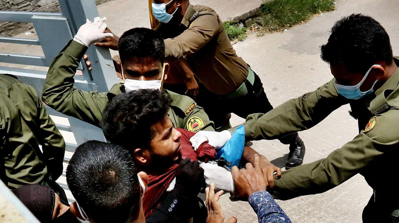 Desh Rupantor photojournalist assaulted by Ansar men at Mugda hospital