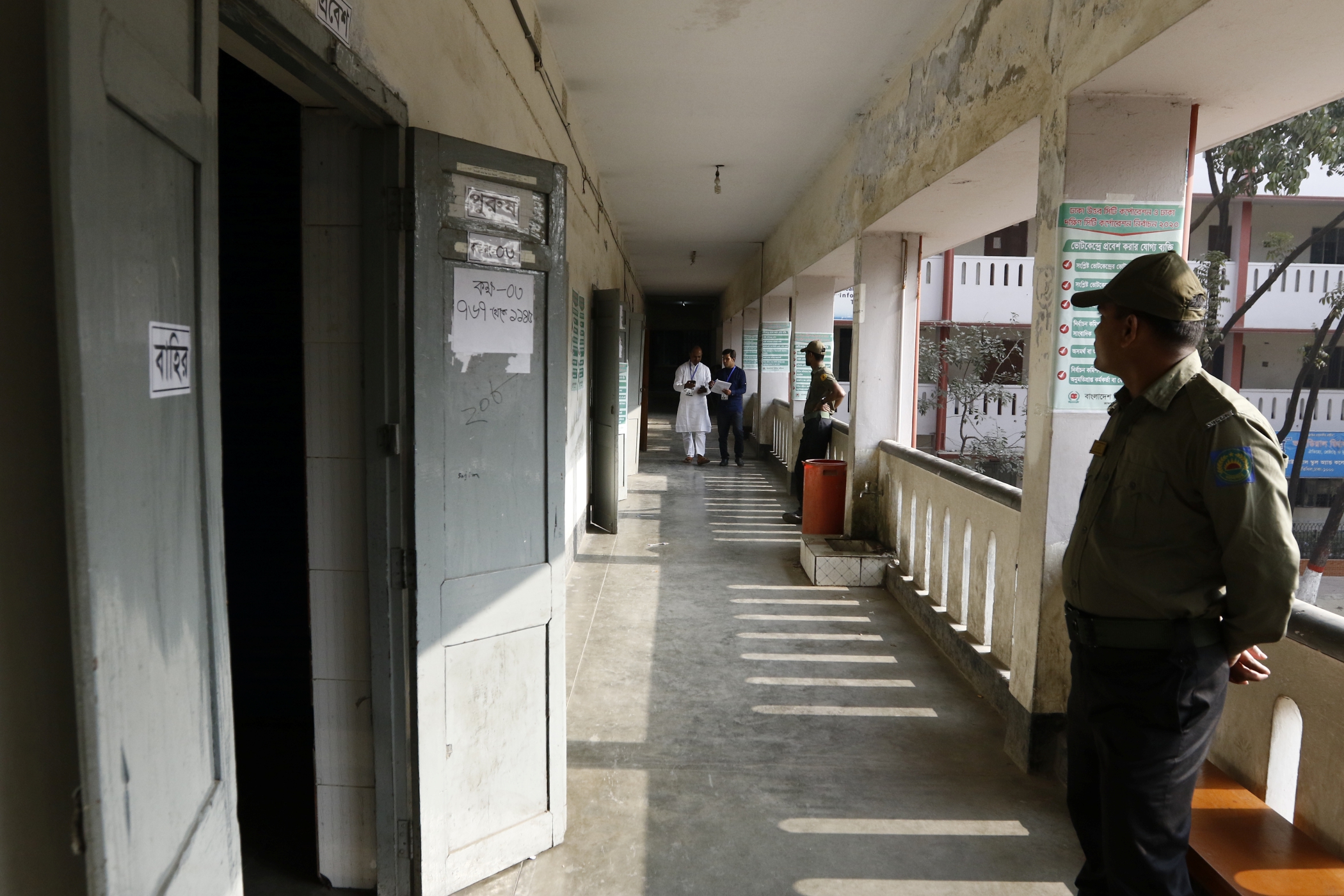 Disengaged voters in a declining democracy