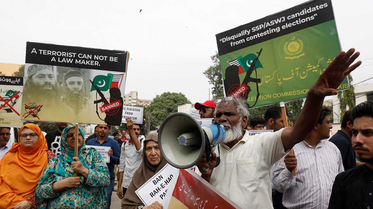Hard-line Islamists push religion to centre of Pakistan polls