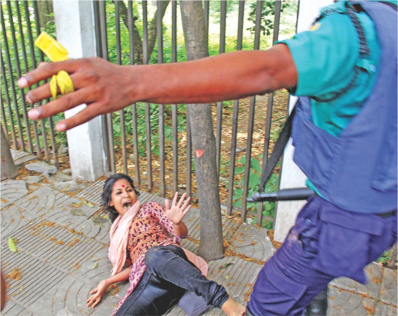 police attack on du protesters