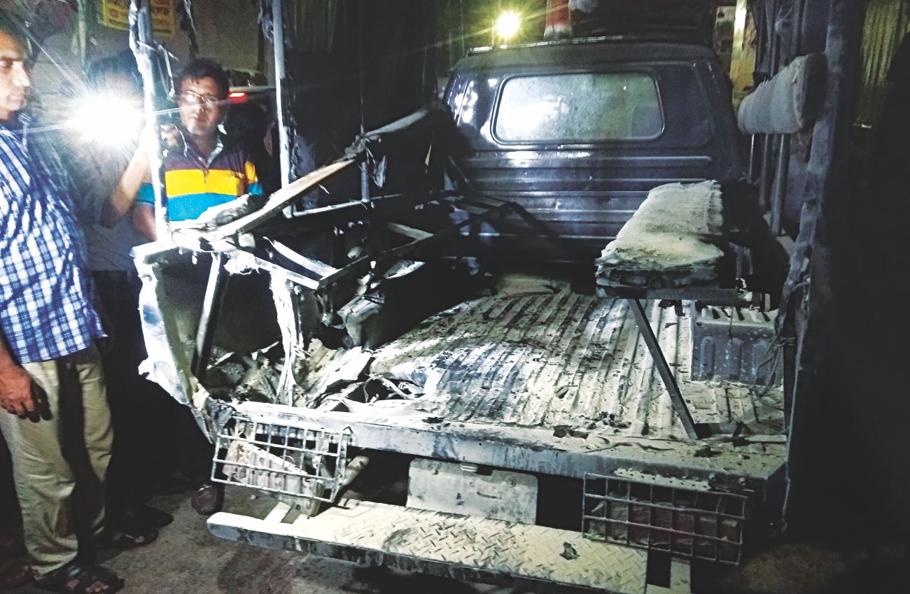 2 injured in  bomb attack on police van