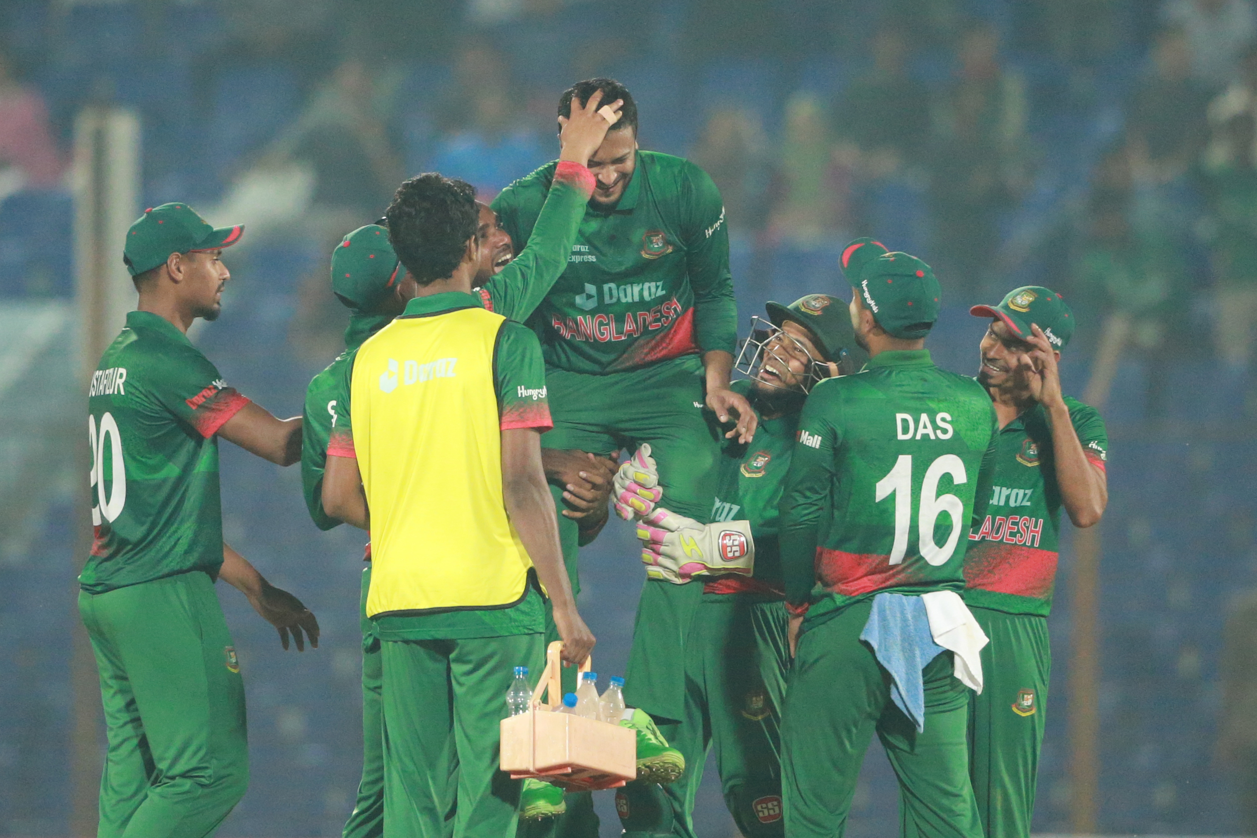 shakib_300_wickets_5.jpg