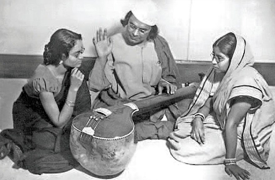 880px-nazrul_teaching_nazrul_sangeet.jpg
