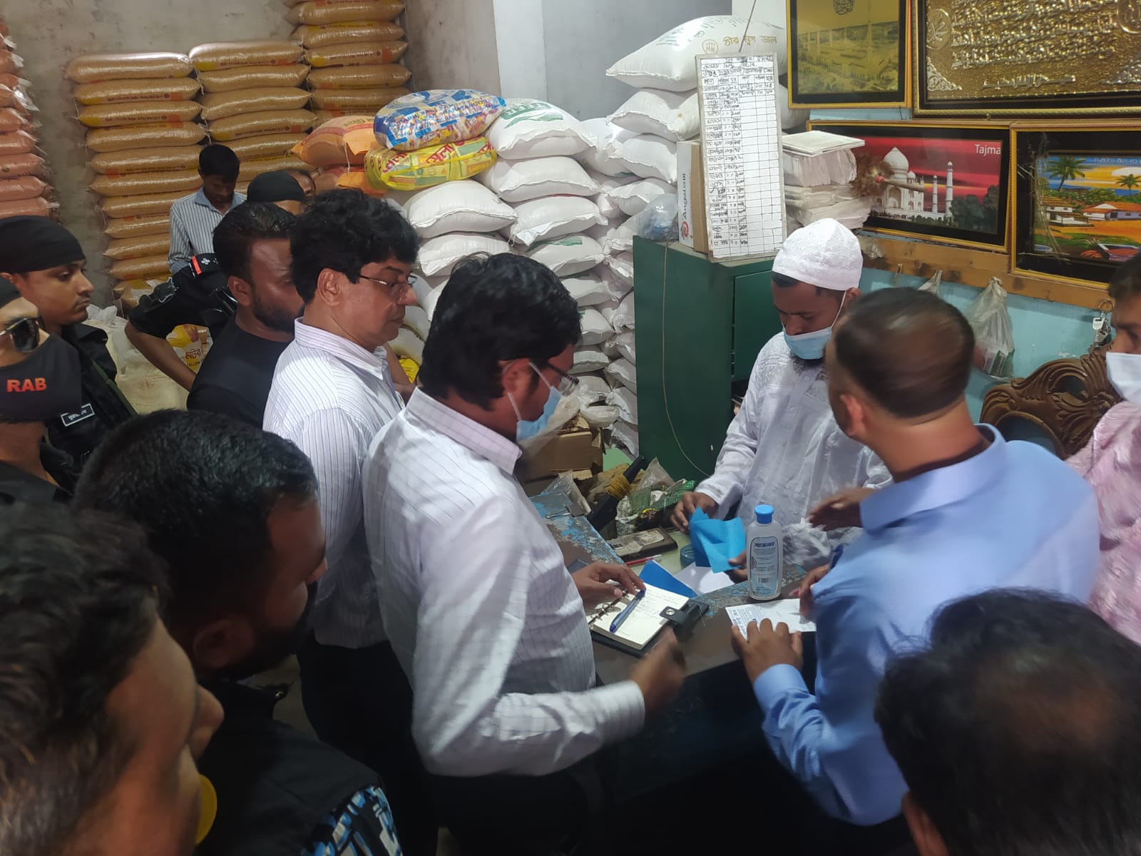 3 Jatrabari traders fined Tk 1.5 lakh for storing 15,000 litres of soybean oil