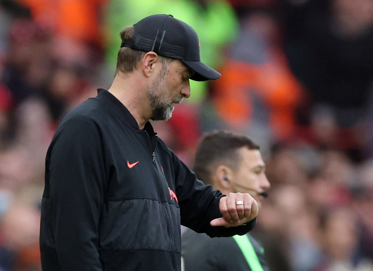 klopp_watches_time.jpg