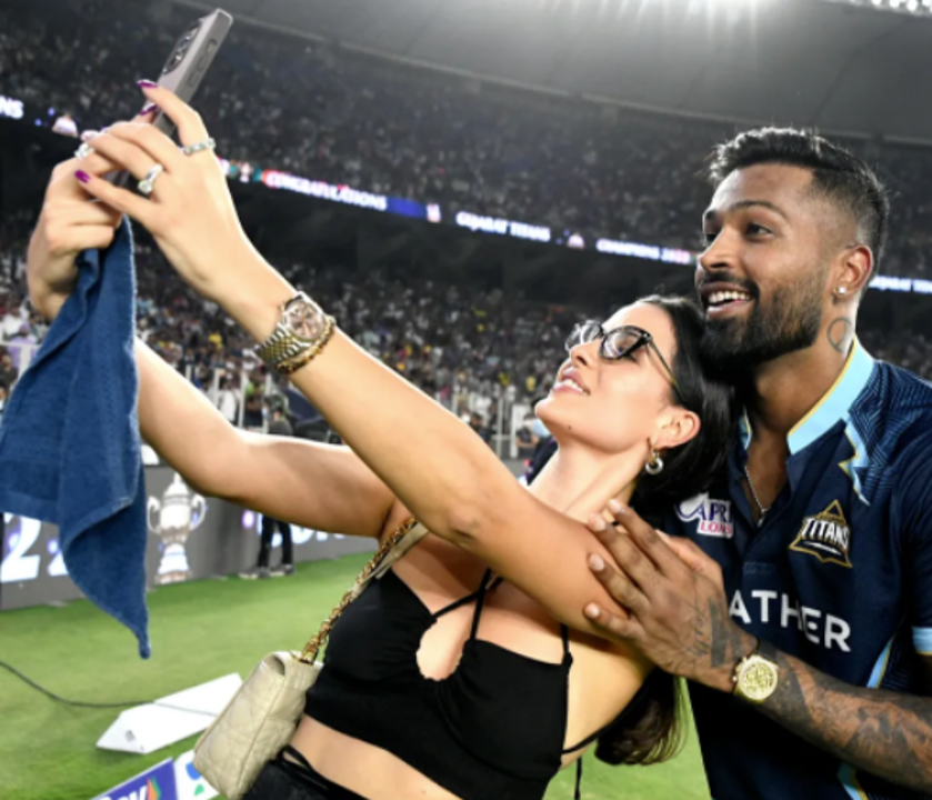 hardik_pandya_gujarat_selfie.png