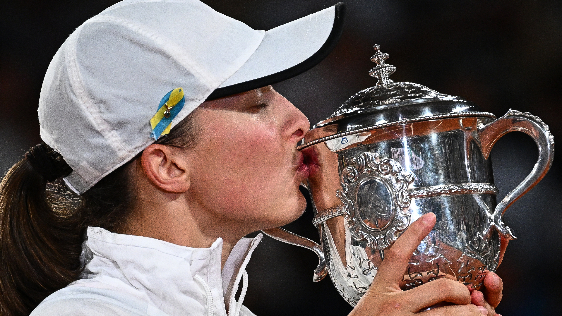 Swiatek brushes aside Gauff to win second French Open title