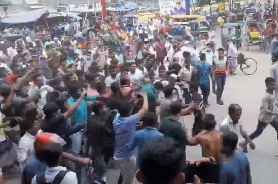 Video of mob beating up traffic sergeant in Dhaka’s Jurain goes viral  