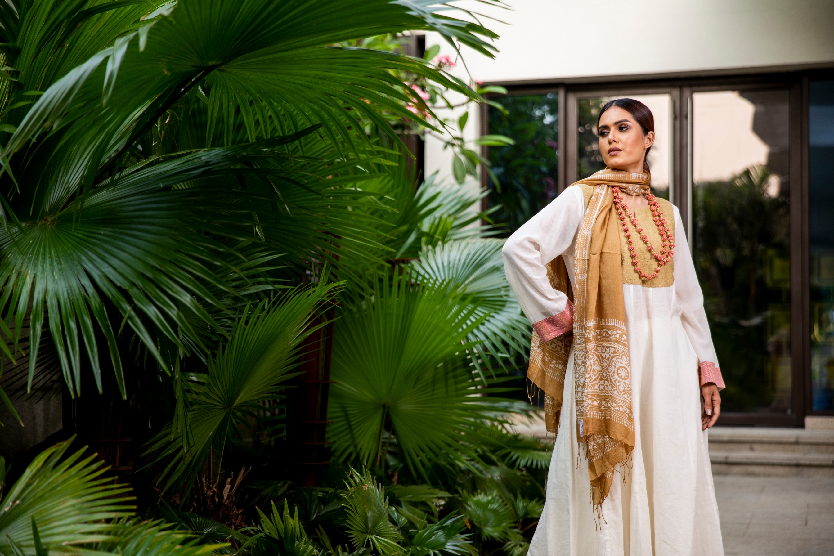 Saris Friendship Colours of the Chars white