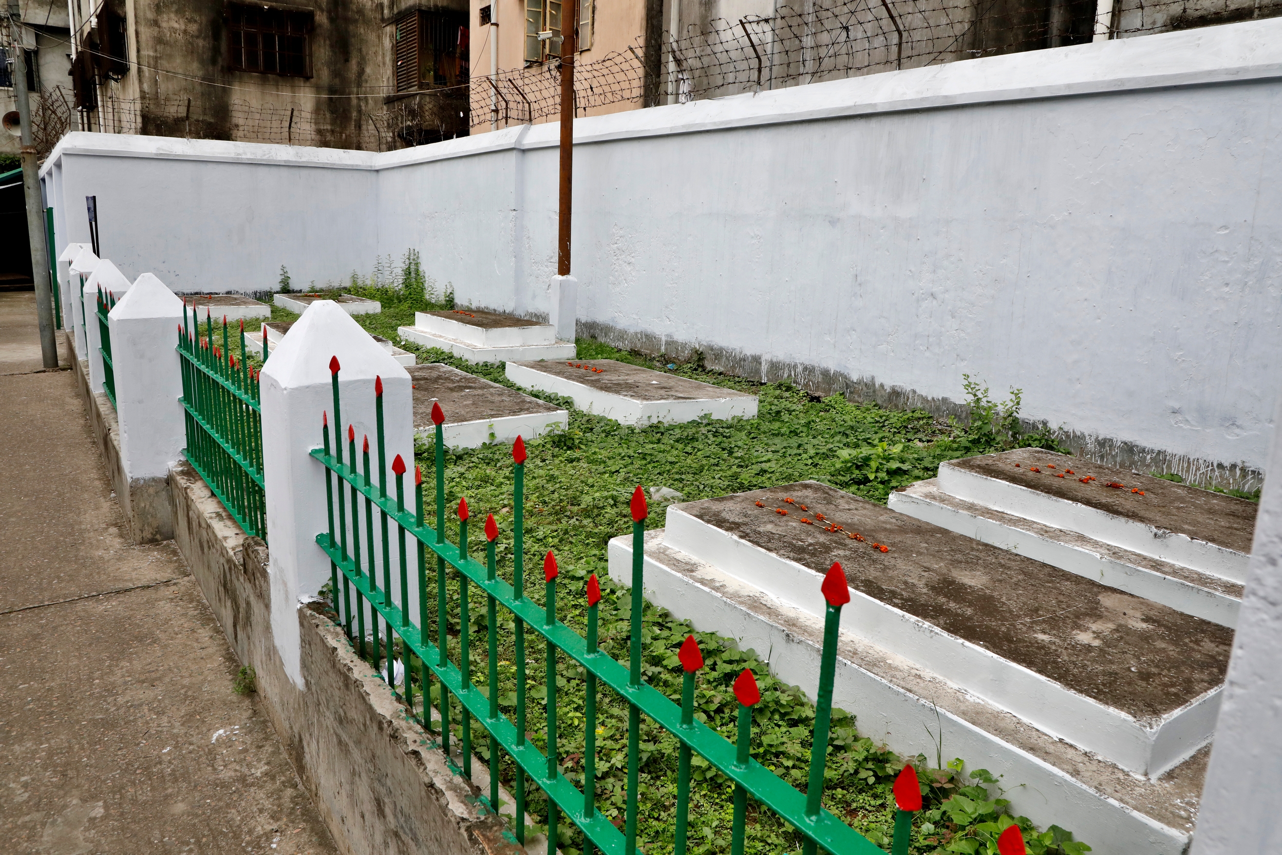 Hussaini Dalan graves