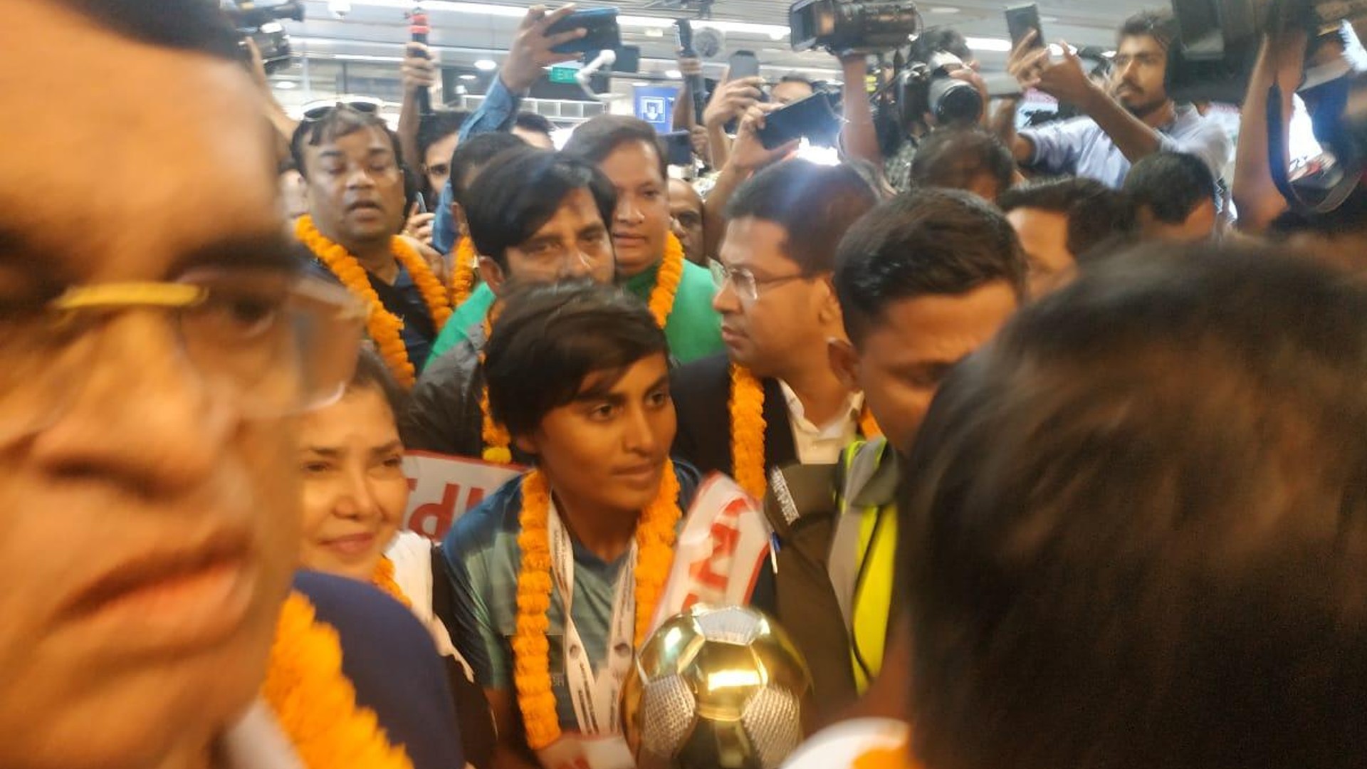 Take a bow - Women in red and green