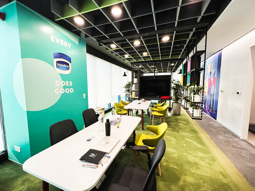 open_workspace_with_ergonomic_furnitures_0.jpg