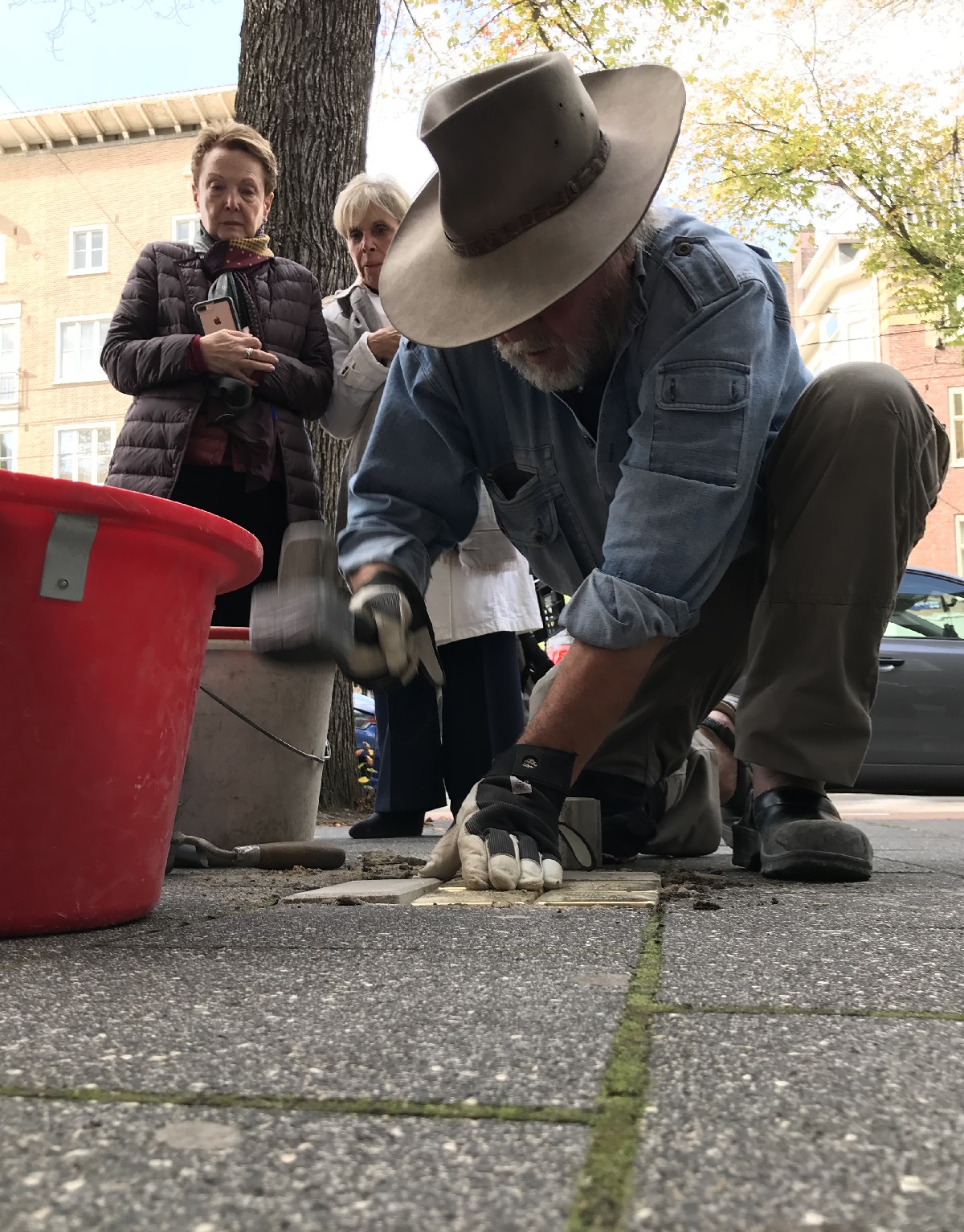 op_-_gunter_demnig_installs_stolpersteine_in_amsterdam_october_3_2018_0.jpg