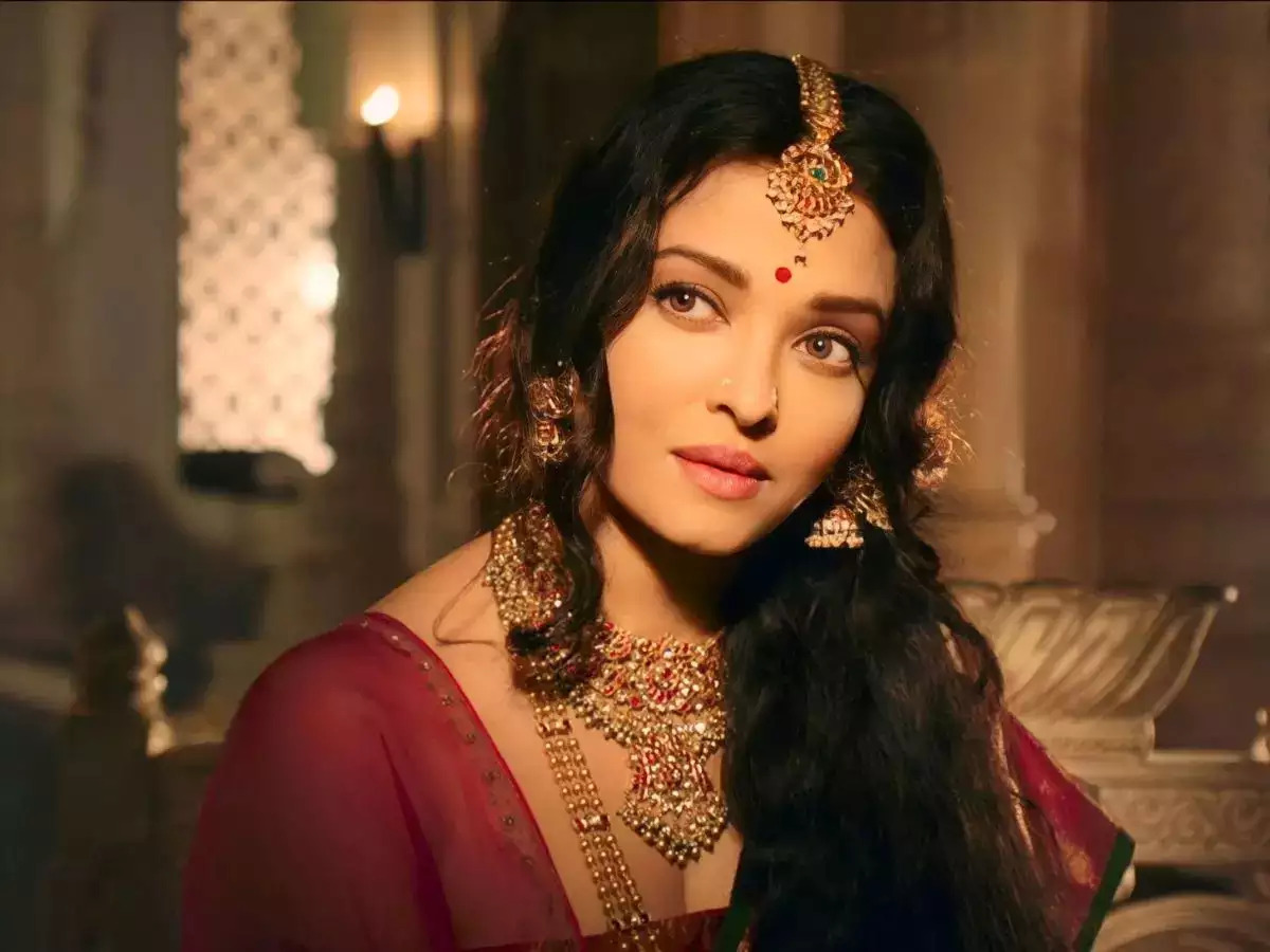 iaishwarya-rai-bachchan-shines-as-queen-nandini-.jpg