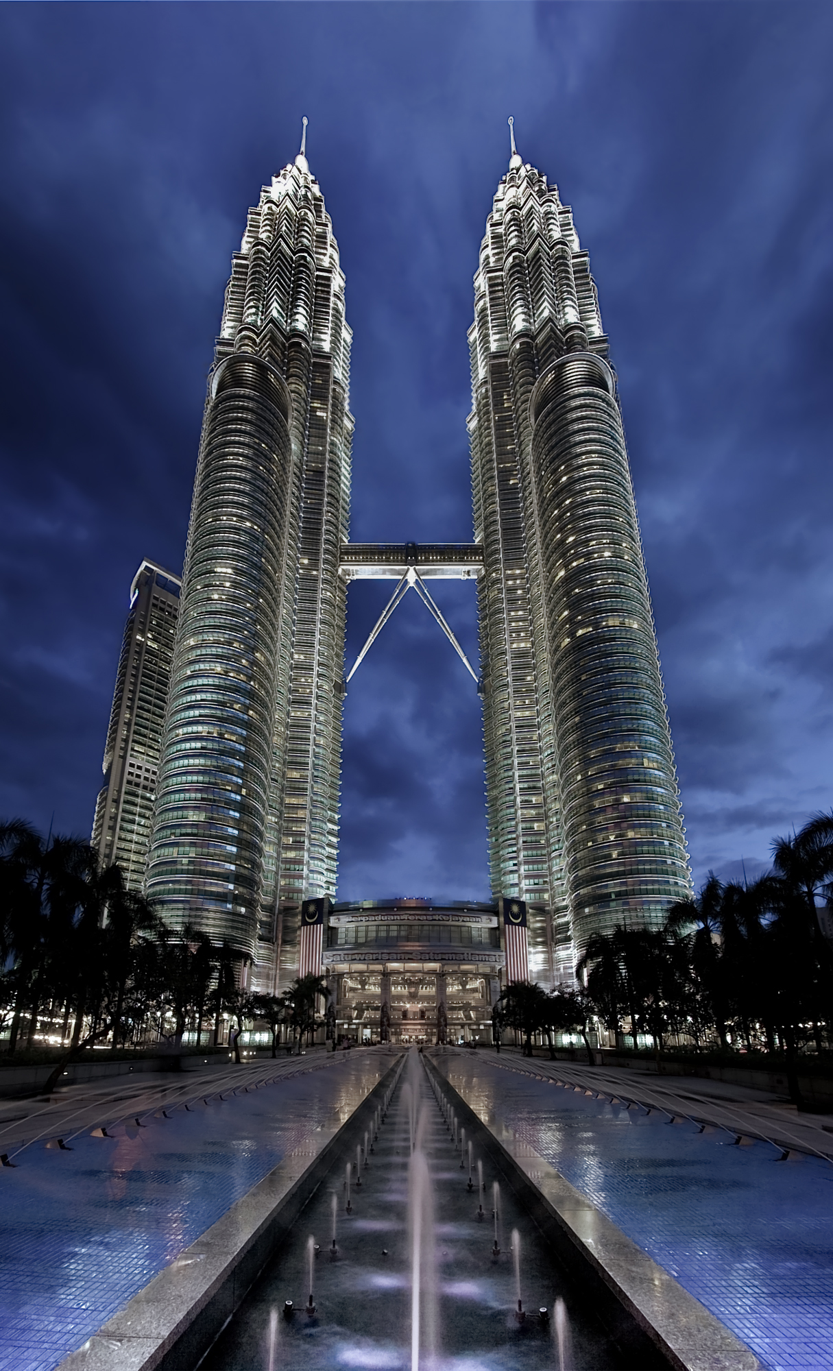 Petronas Twin Towers, Kuala Lumpur, Malaysia 7 best skyscrapers to visit around the world