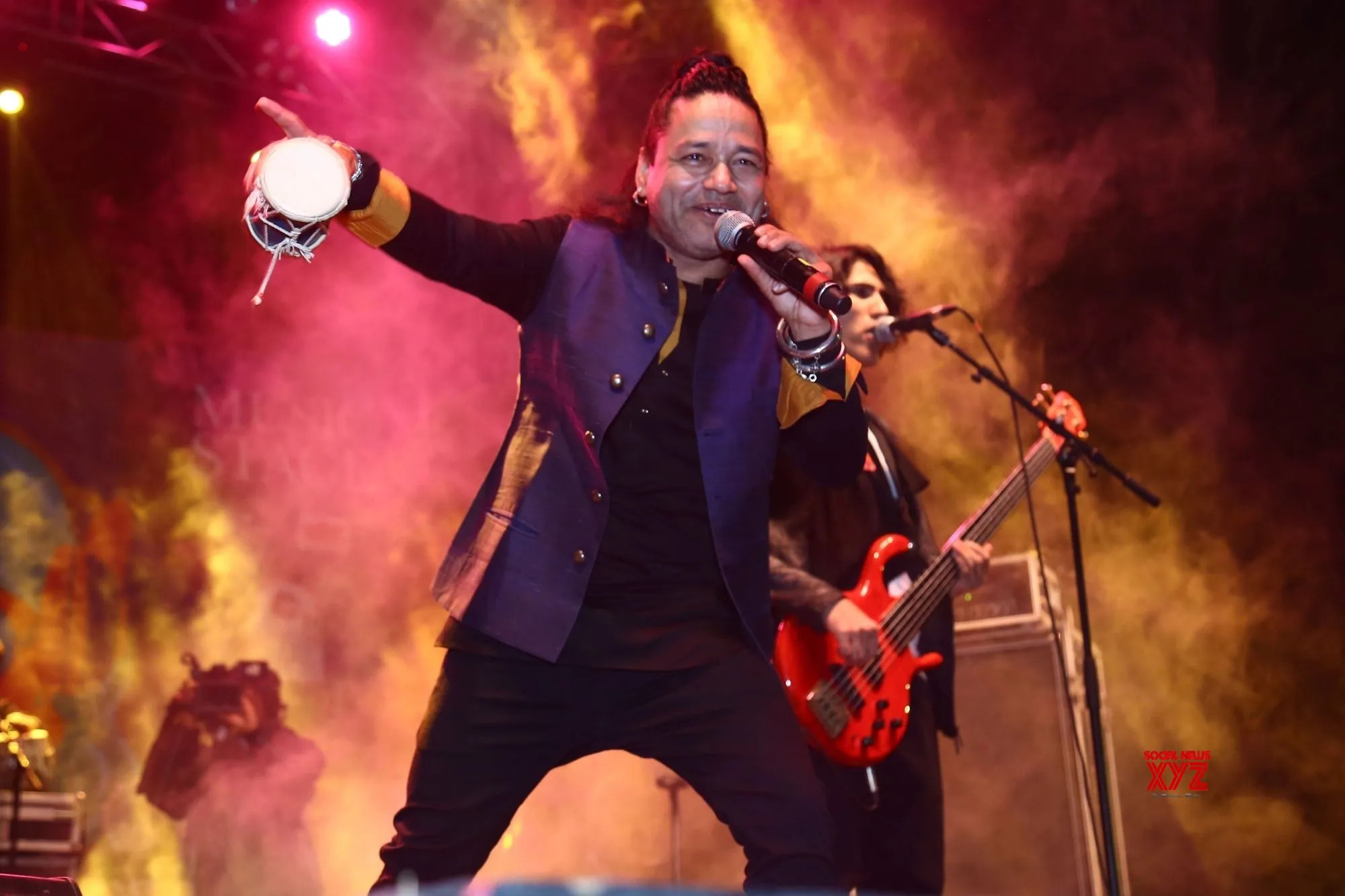 Fans throw bottle at Kailash Kher during concert