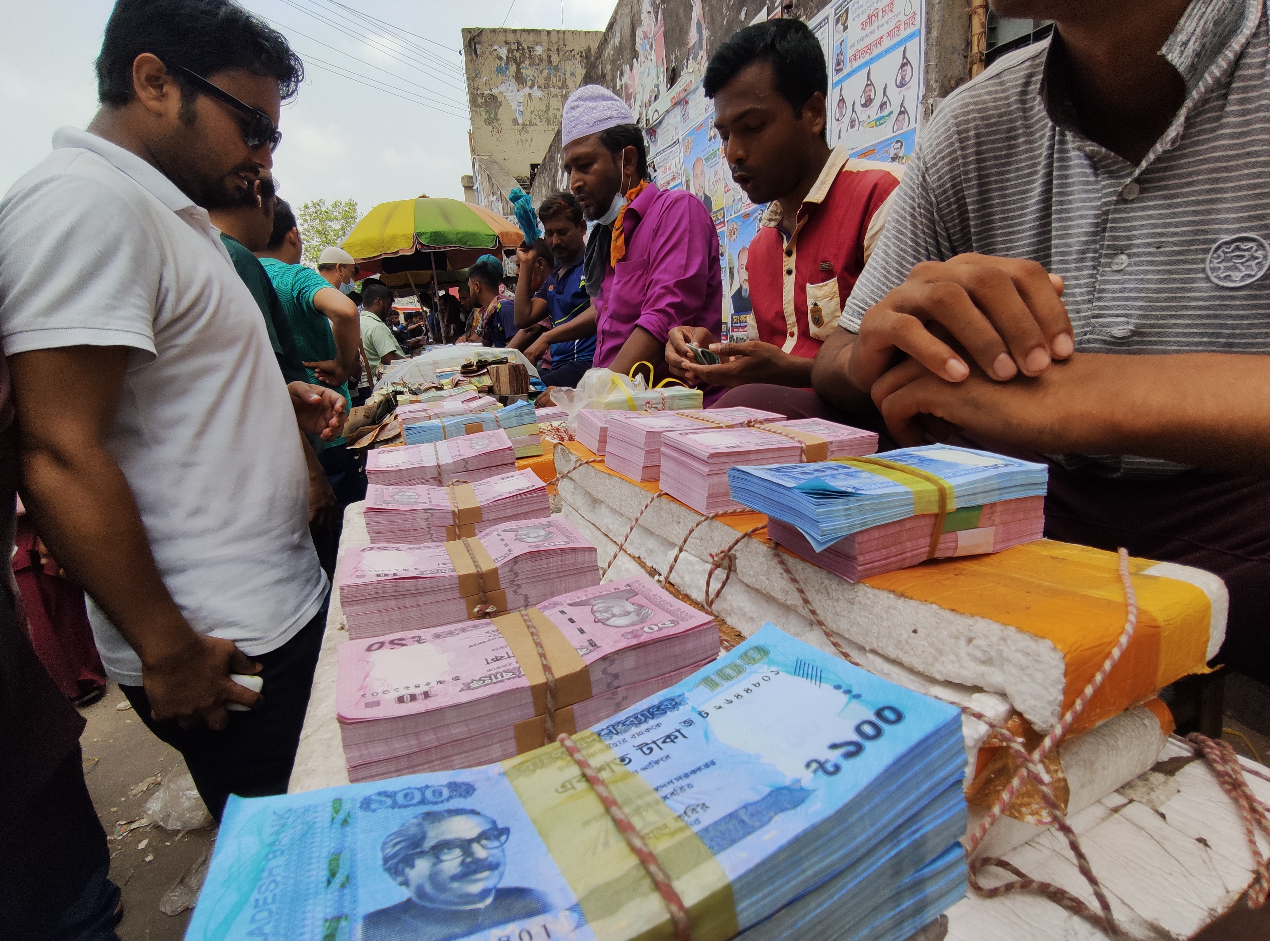 Buying new banknotes: An Eid tradition 
