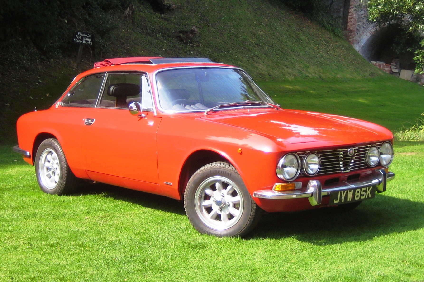 alfa_romeo_2000_sprint_veloce_1971_castle_hedingham_2008.jpg