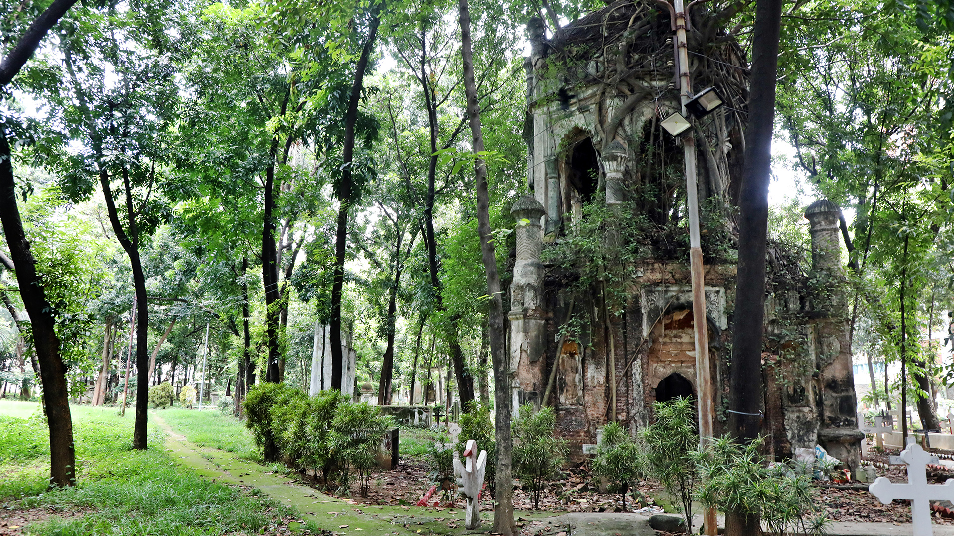narinda_christian_cemetery_2.jpg