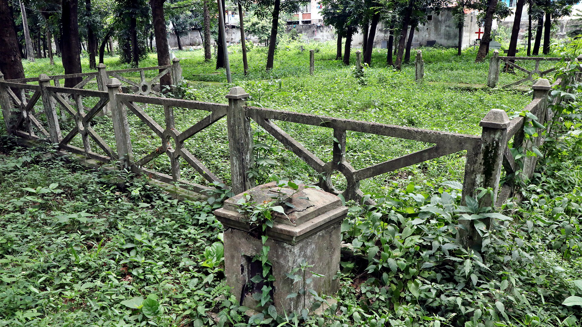 narinda_christian_cemetery_3.jpg