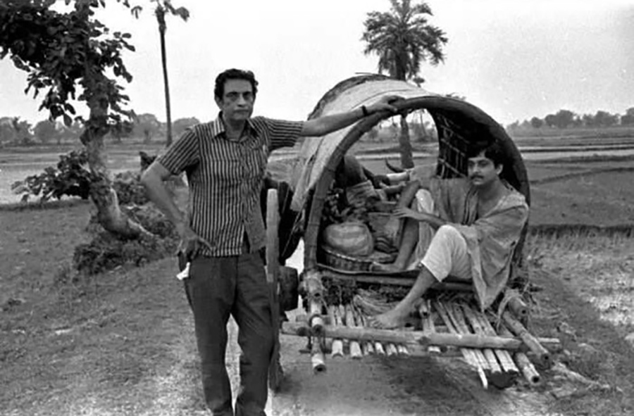 atyajit-ray-directing-his-long-time-partner-actor-soumitra-chatterjee-in-distant-thunder.jpg