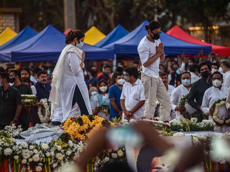 bollywood_actor_shah_rukh_khan_attends_the_state_funeral_ceremony_of_late_bollywood_singer_lata_mangeshkar_who_died_in_mumbai_on_february_6_2022.jpg