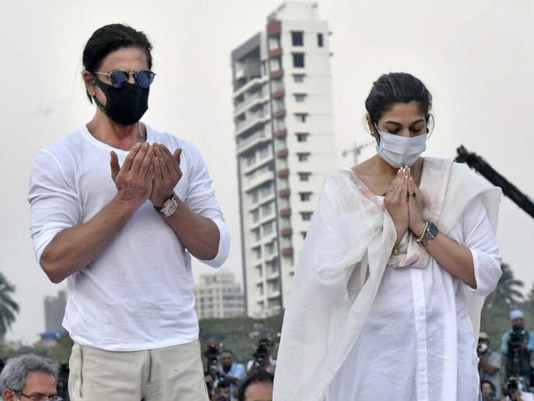 bollywood_superstar_shah_rukh_khan_pays_last_respects_to_the_mortal_remains_of_veteran_singer_lata_mangeshkar_at_shivaji_park_in_mumbai.jpg