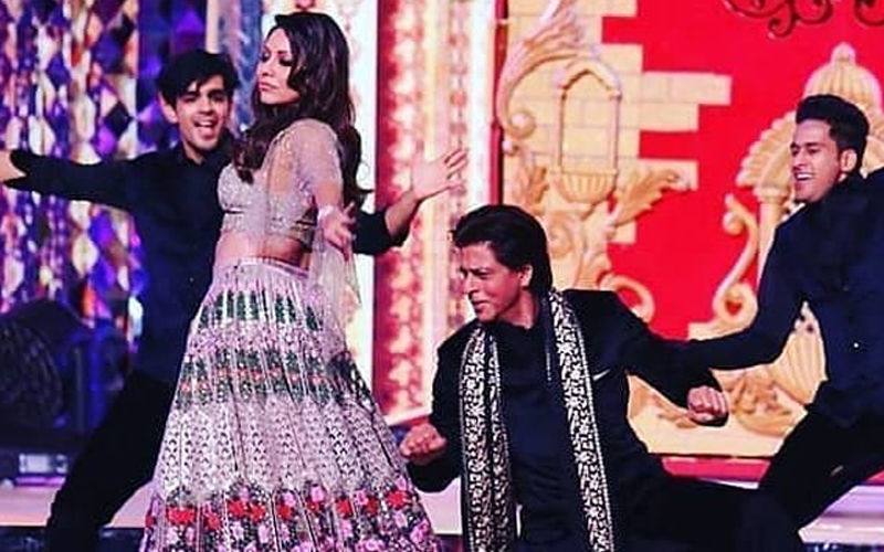 shahrukh_khan_and_gauri_khan_shares_stage_and_dances_together_at_isha_ambanis_wedding.jpg