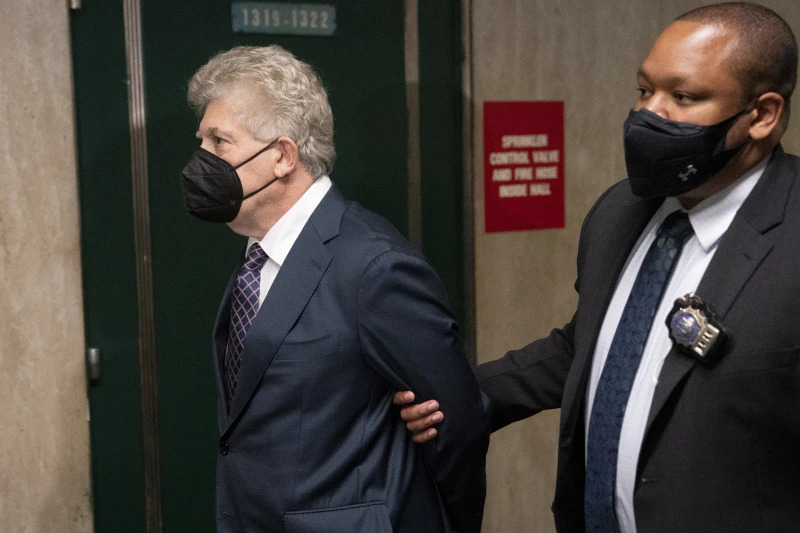 glenn_horowitz_left_arrives_to_criminal_court_after_being_indicted_for_conspiracy_involving_handwritten_notes_for_the_eagles_album_hotel_california_july_12_2022_in_new_york.jpg