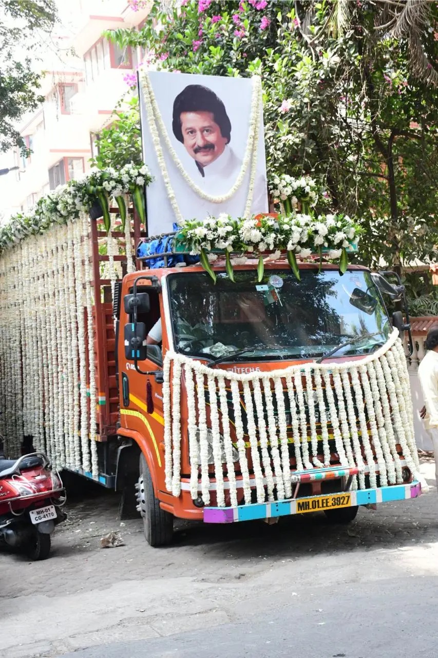 pankaj_udhas_funeral_4.jpg