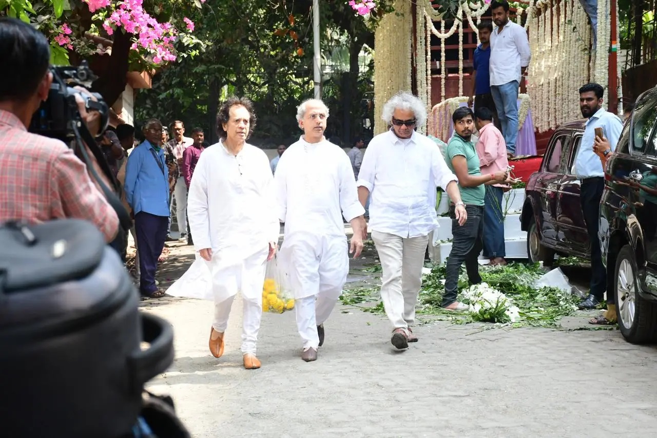 pankaj_udhas_funeral_5.jpg