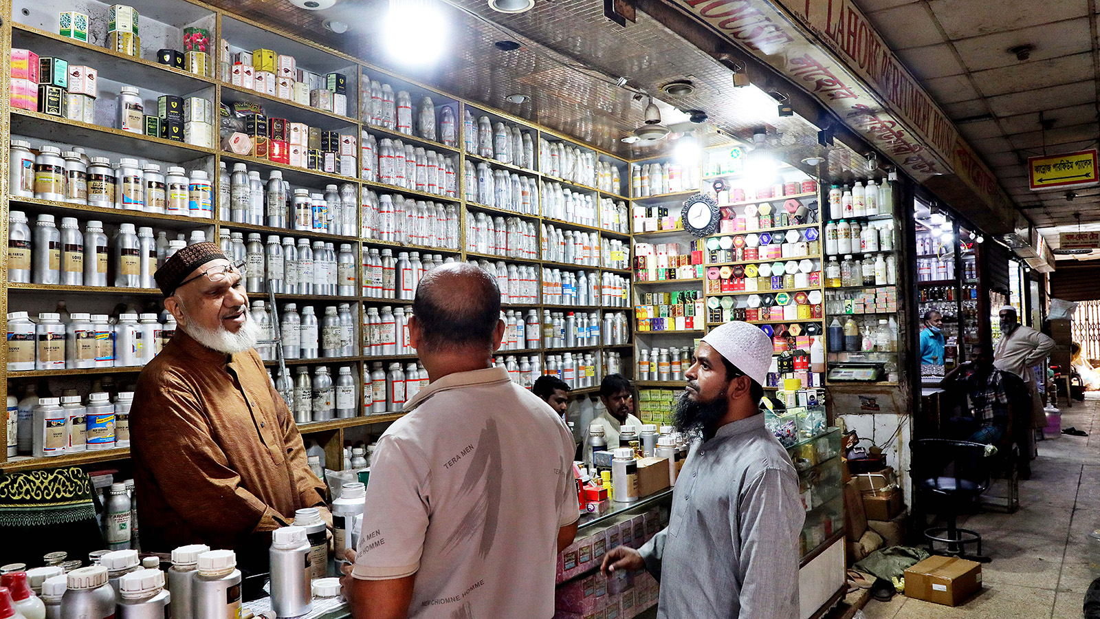 perfume_market_old_dhaka_3.jpg