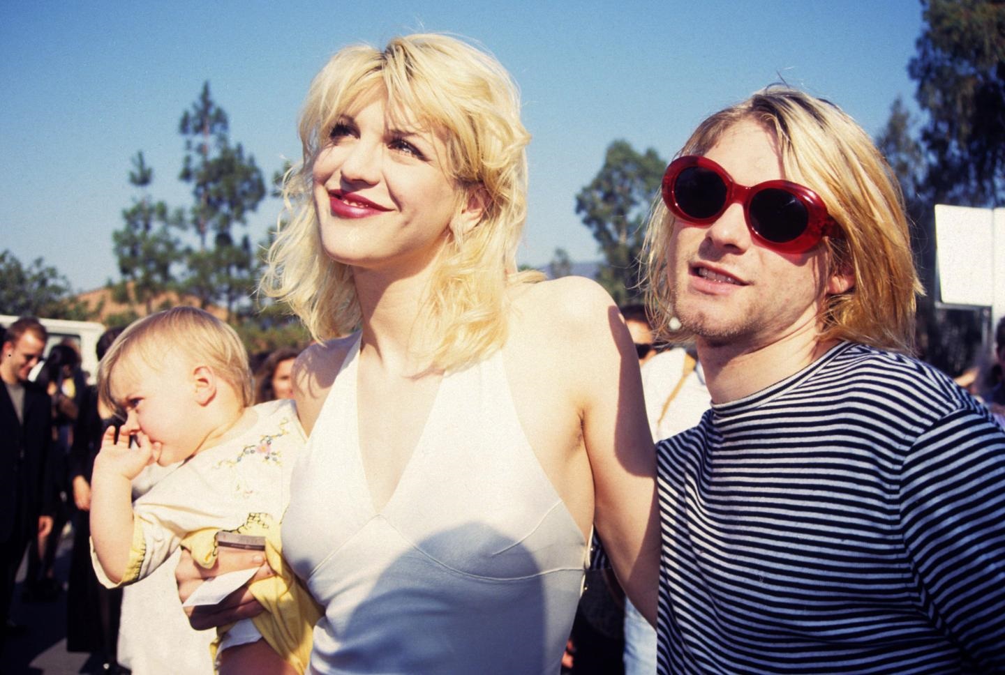 kurt_cobain_and_courtney_love_family_photo.jpg