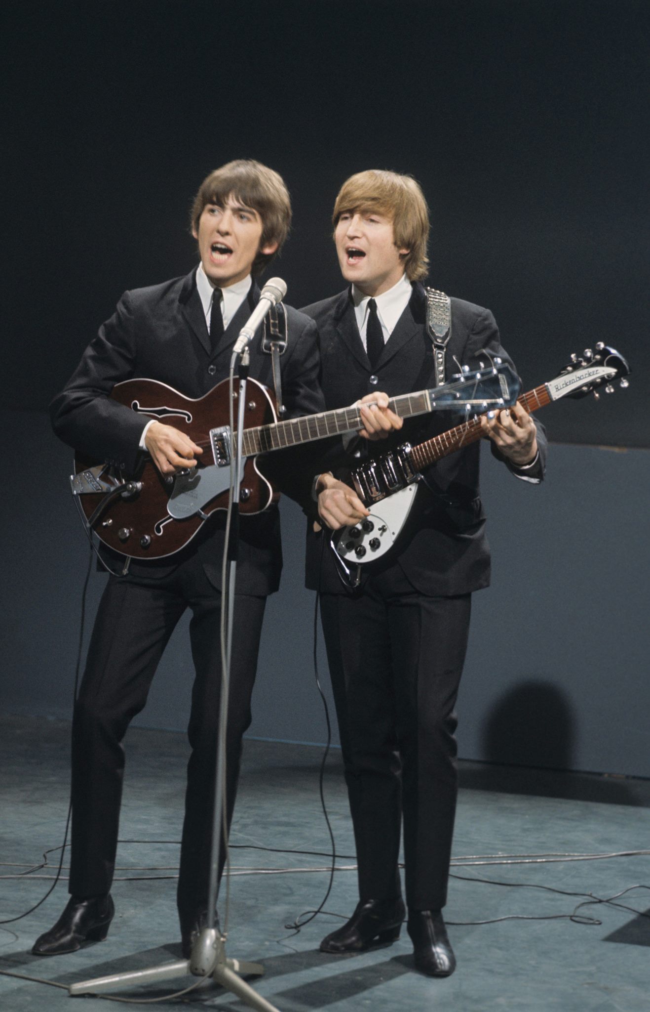 john_lennon_and_george_harrison_2.jpg