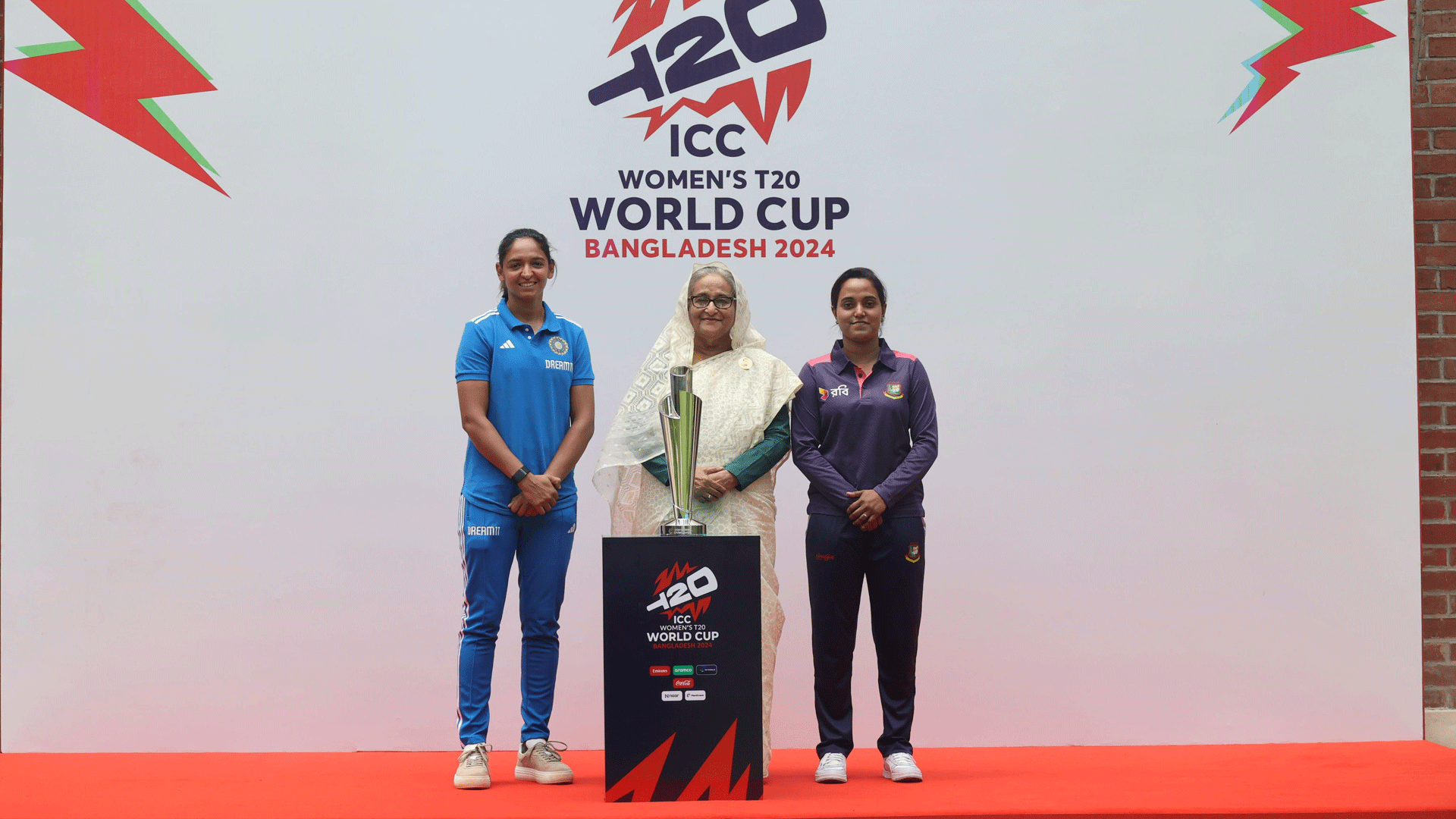 hasina-nigar-harmanpreet.gif