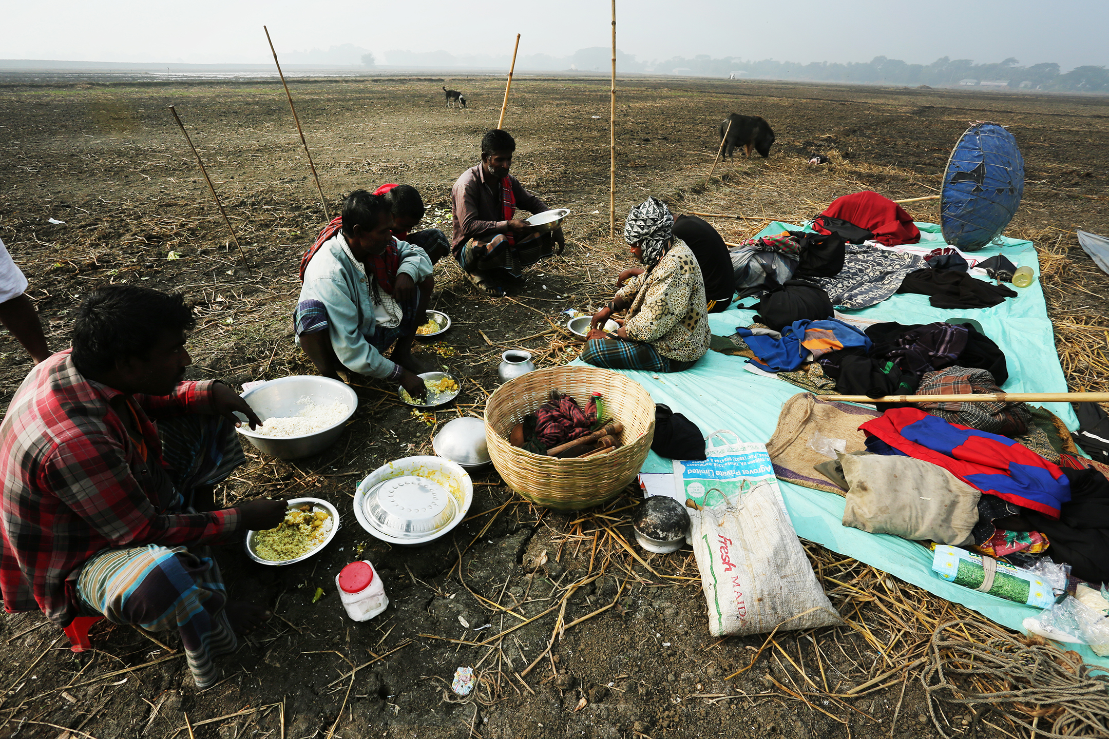5._kaiputras_are_having_their_morning_meal_ramdia_gopalganj_2016._photo._philip_gain.jpg