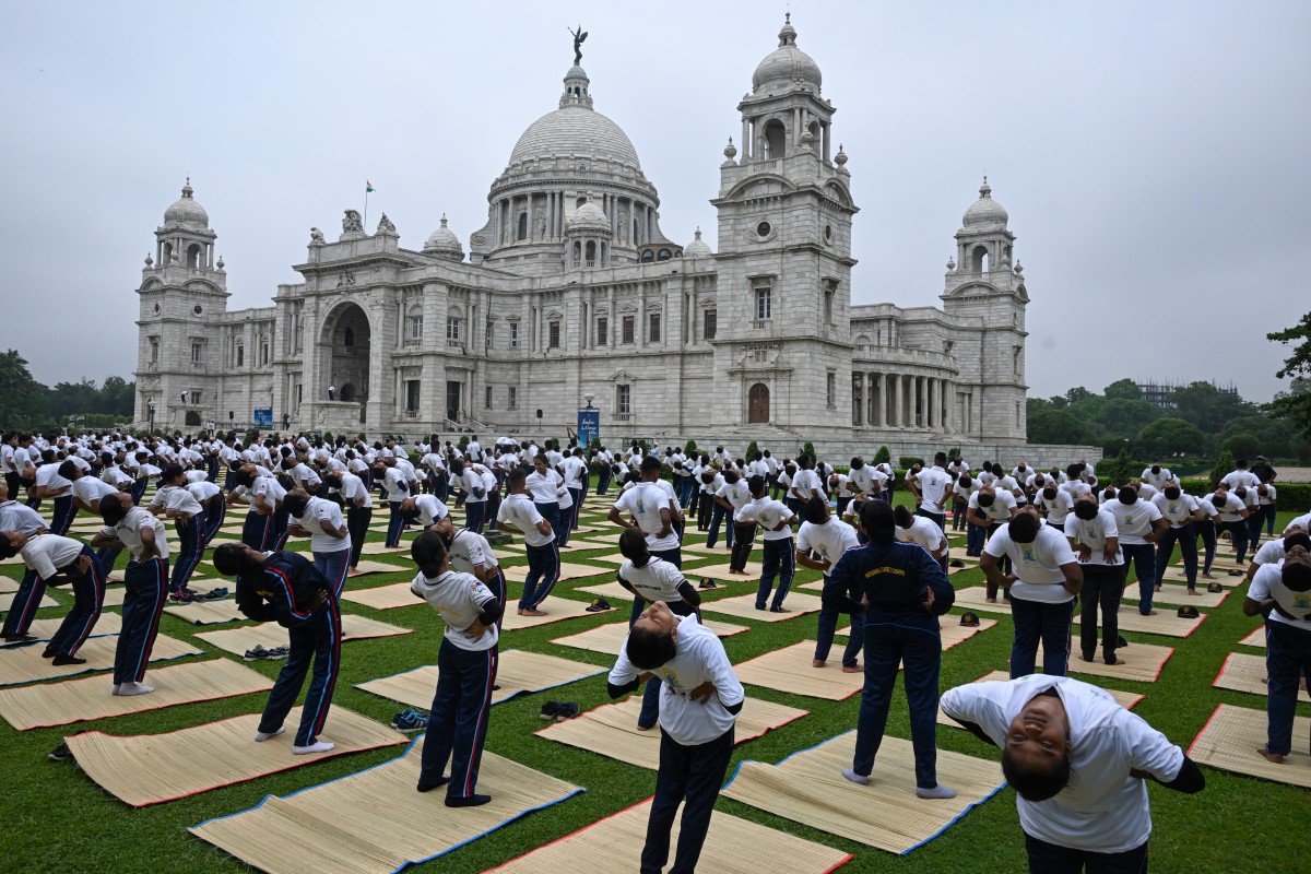 Victoria Memorial yoga session