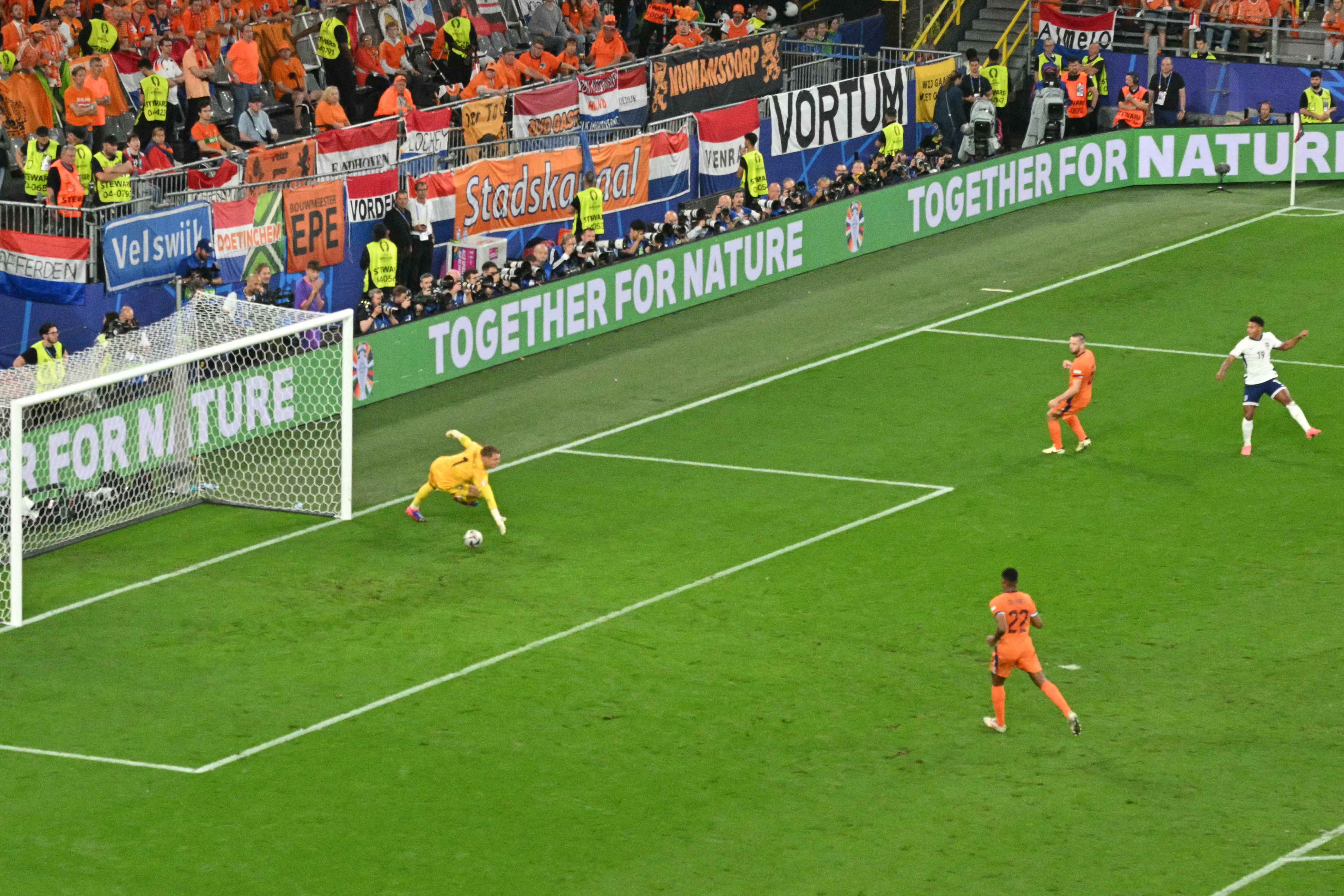 afp_20240710_363q4rm_v1_highres_fbleuro2024match50nedeng.jpg