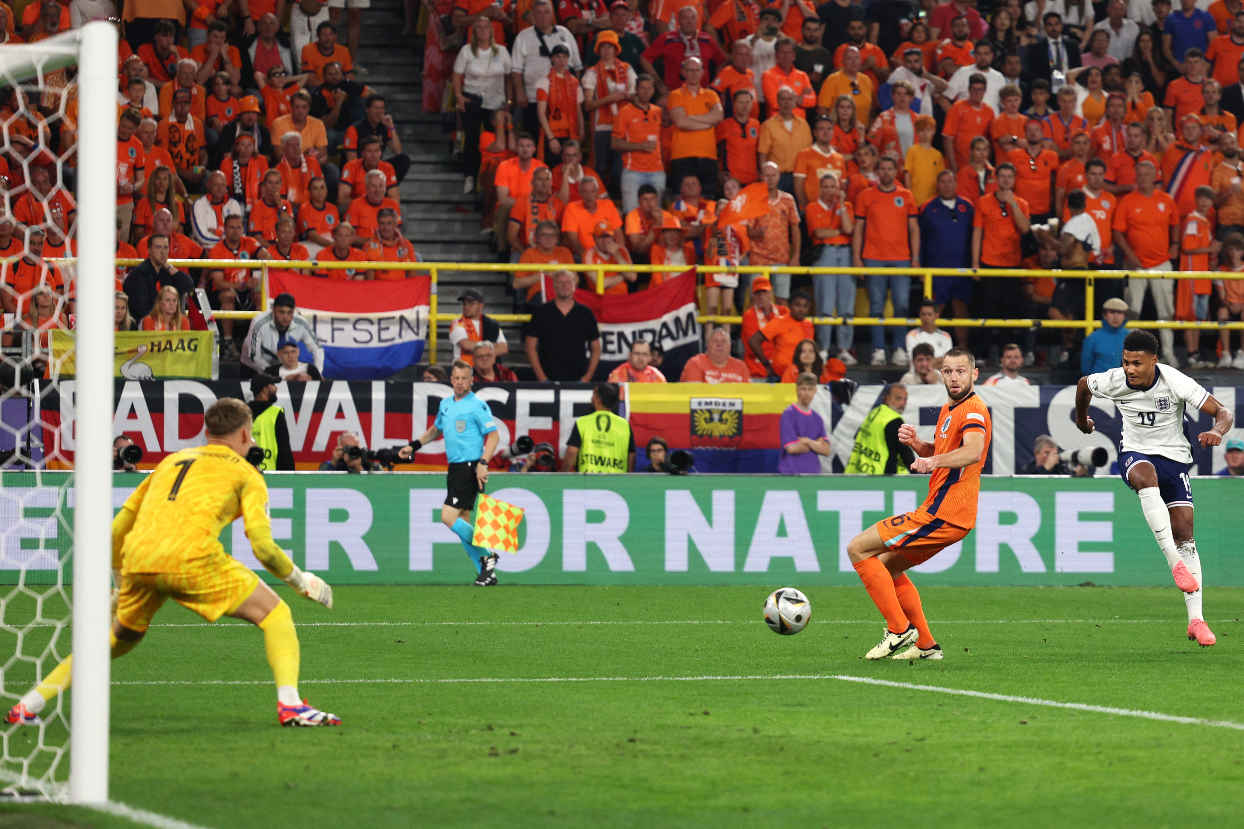 afp_20240710_363q4wy_v1_highres_fbleuro2024match50nedeng.jpg
