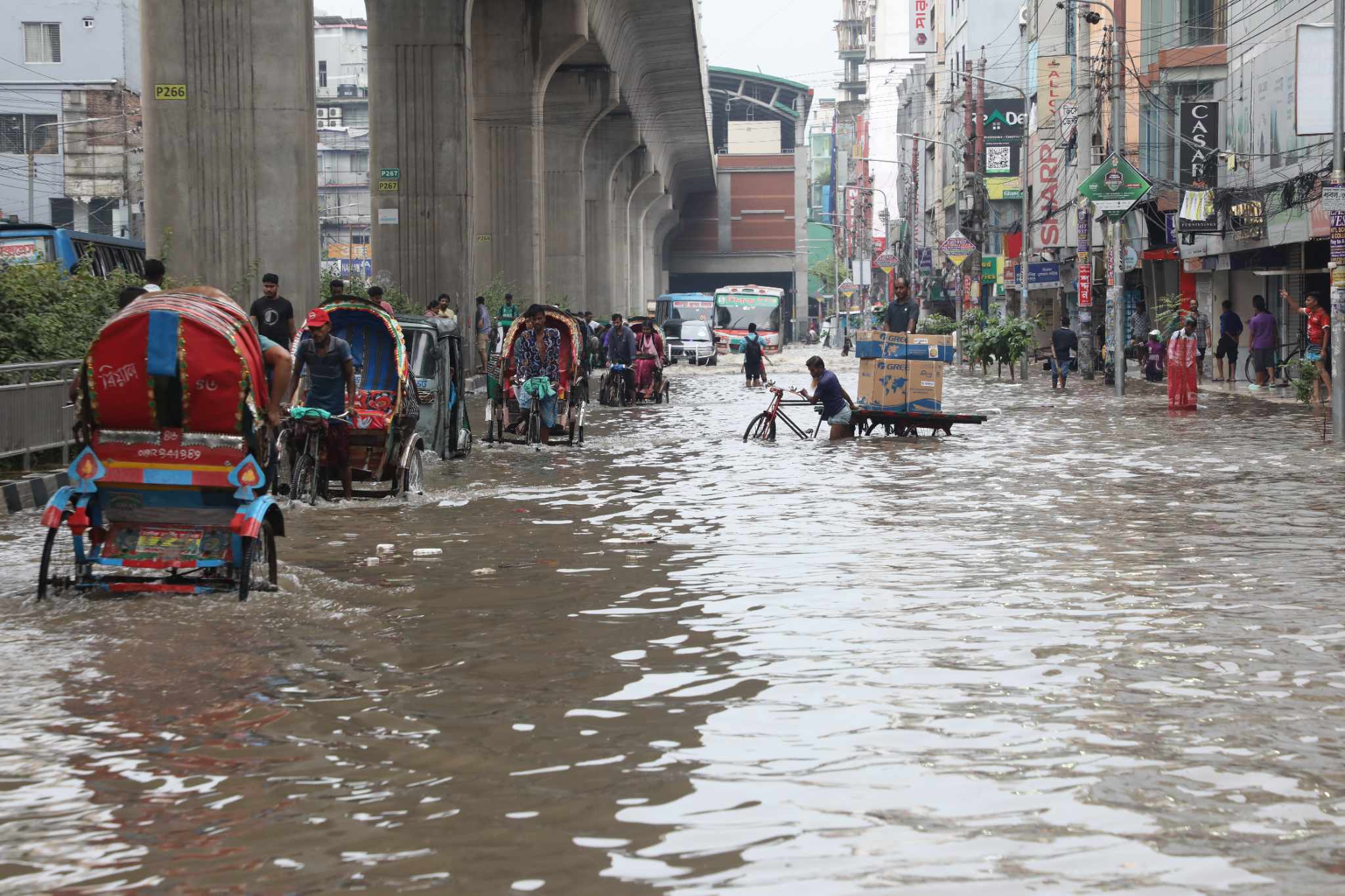 daily life affected by waterlogging in Dhaka