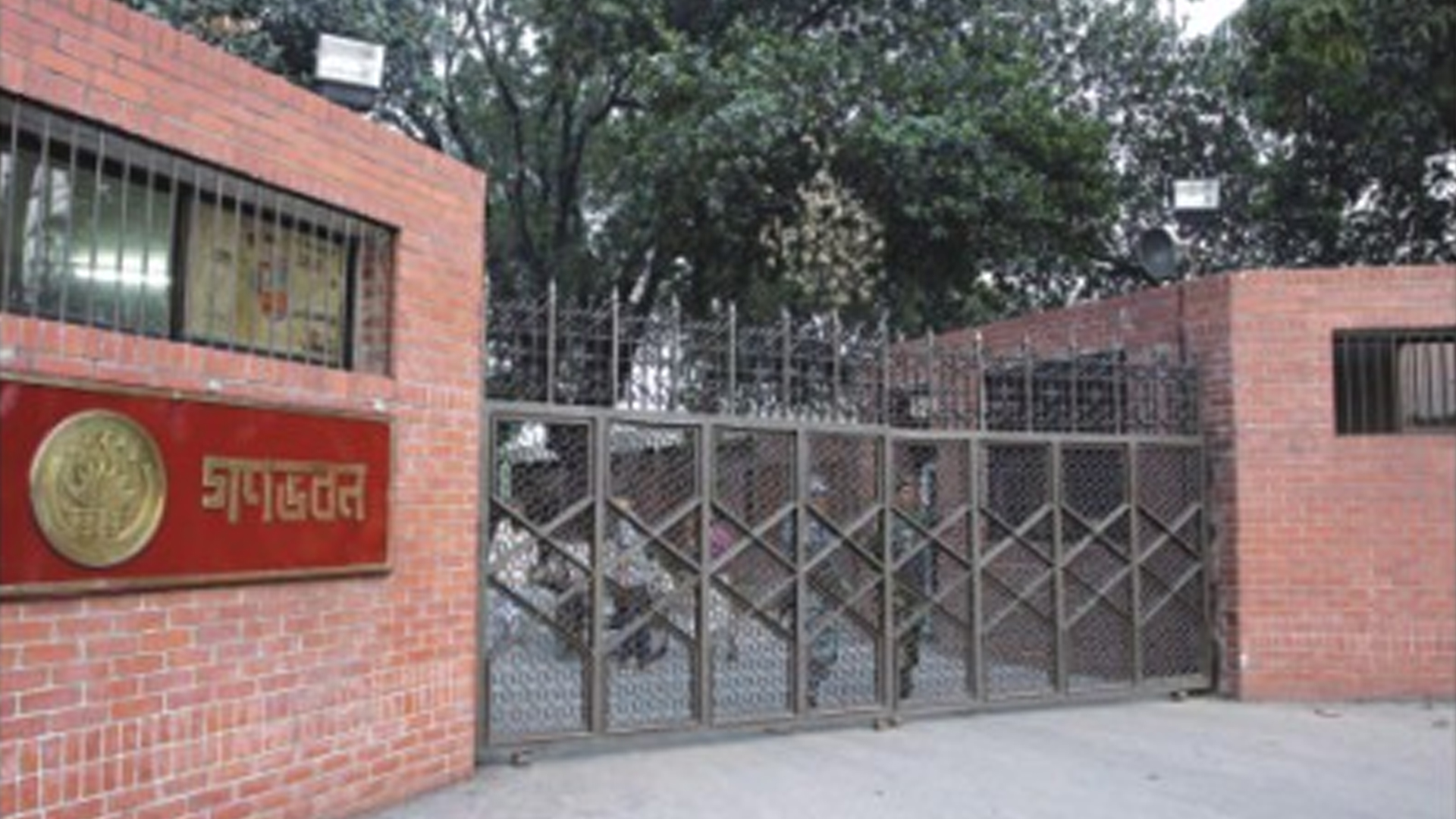 Protesters enter Gono Bhaban 