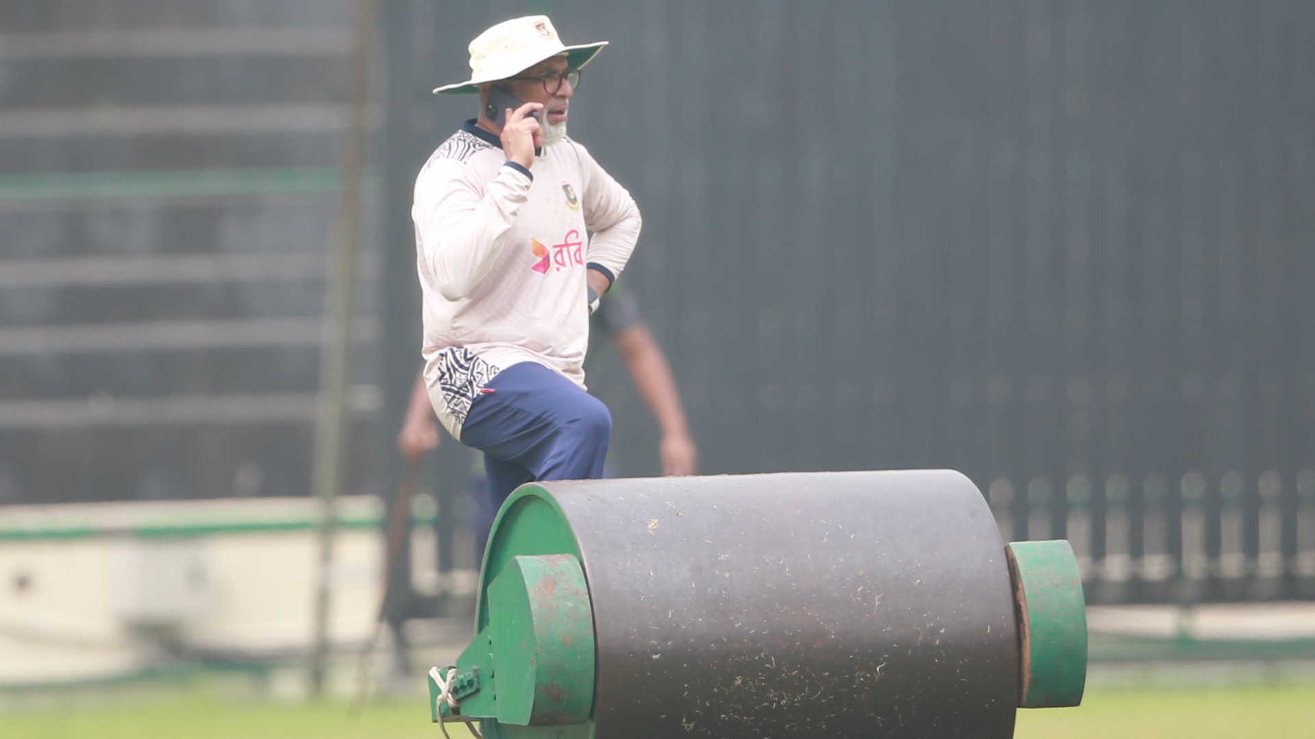 hathuru_on_phone.jpg