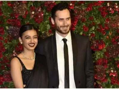 Radhika Apte surprises fans with baby bump reveal.jpg