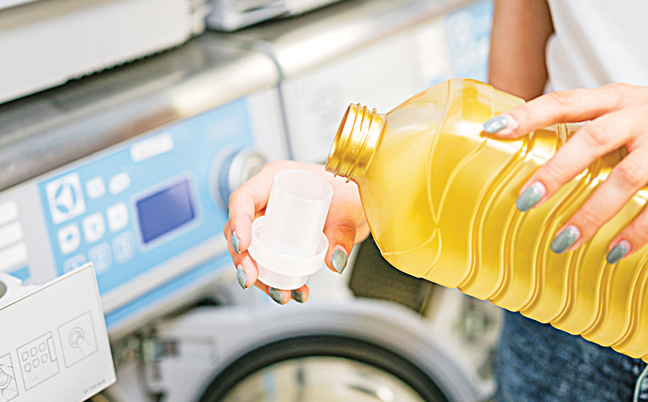 woman-pouring-detergent-cap.jpg