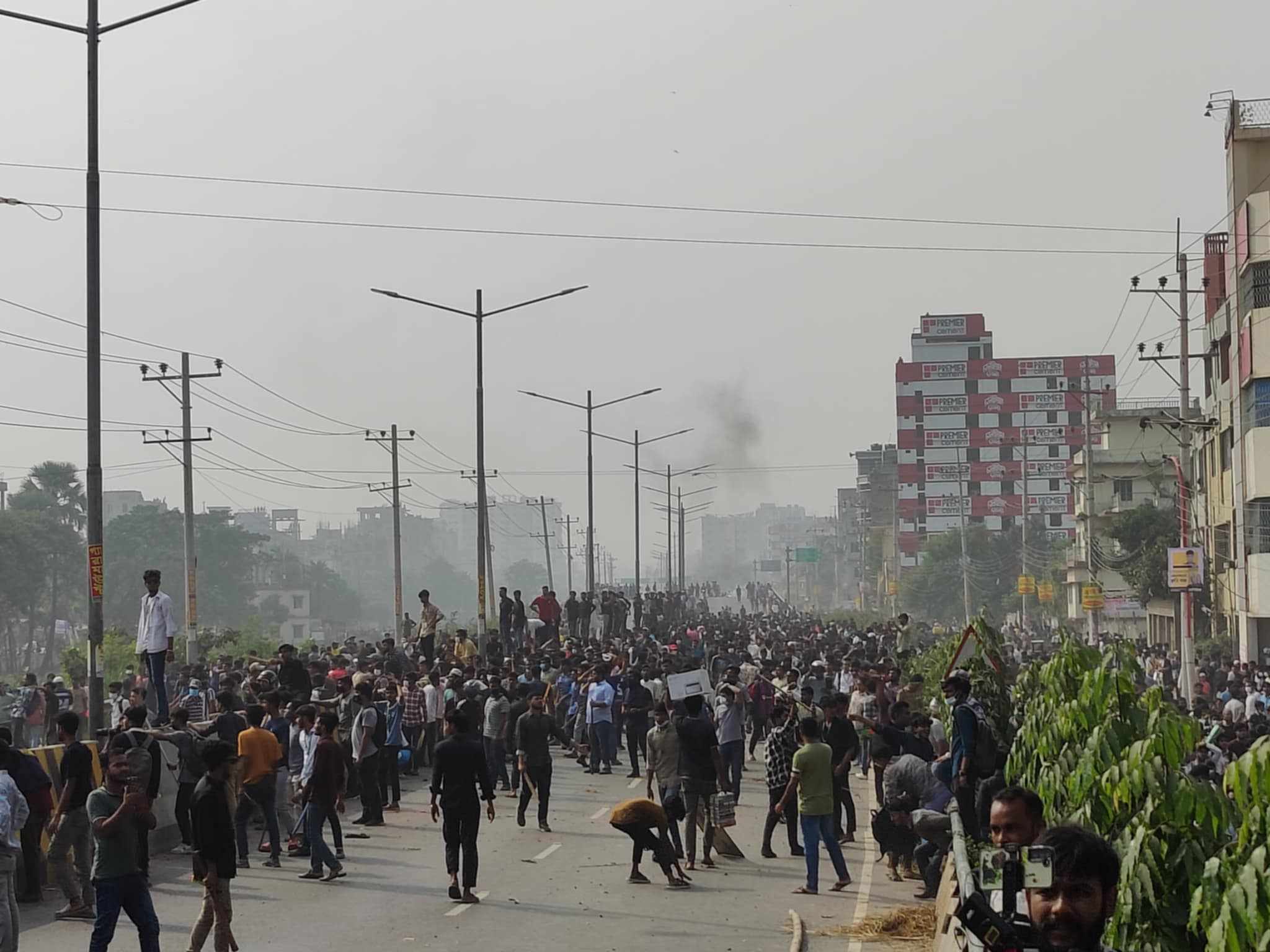 Around 100 injured in clash between students in Jatrabari