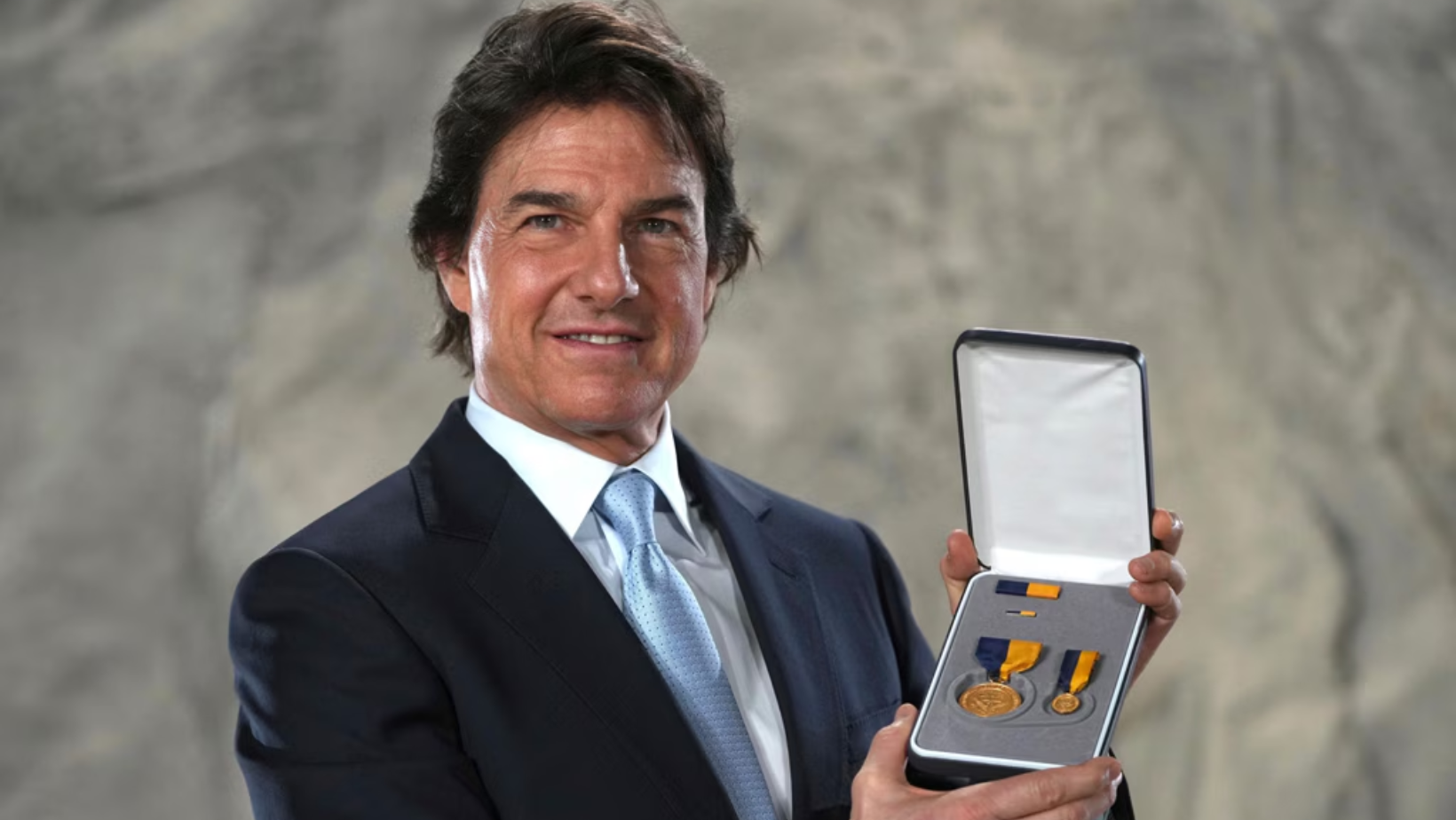 Tom Cruise receives US Navy’s top civilian award