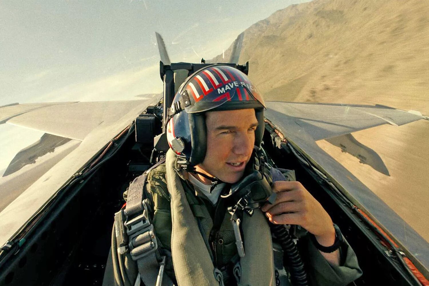 Tom Cruise receives US Navy’s top civilian award.jpg